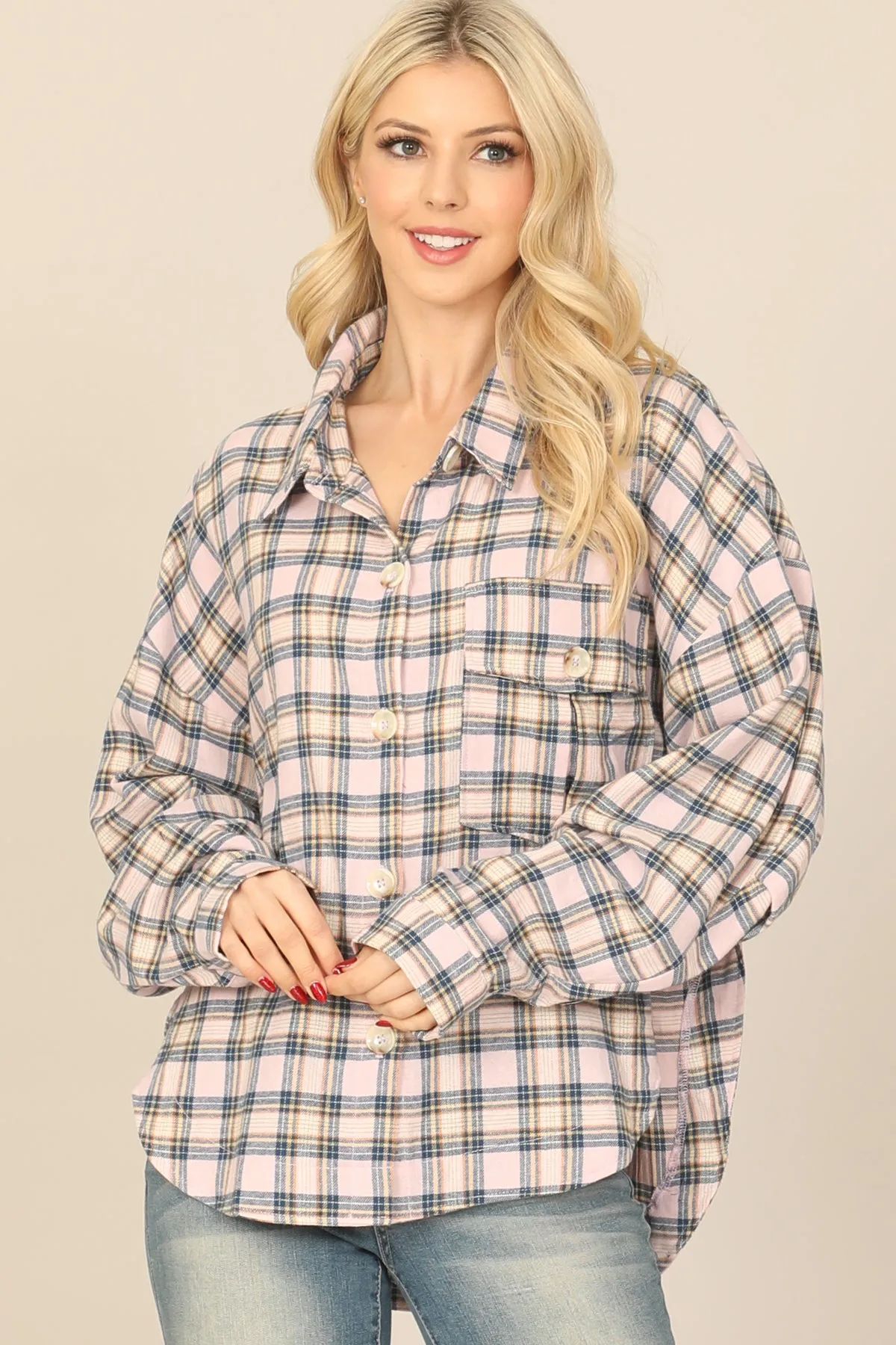 SEAMLESS PLAID LONG SLEEVE BUTTON DOWN POCKET PATCH CURVE HEM TOP