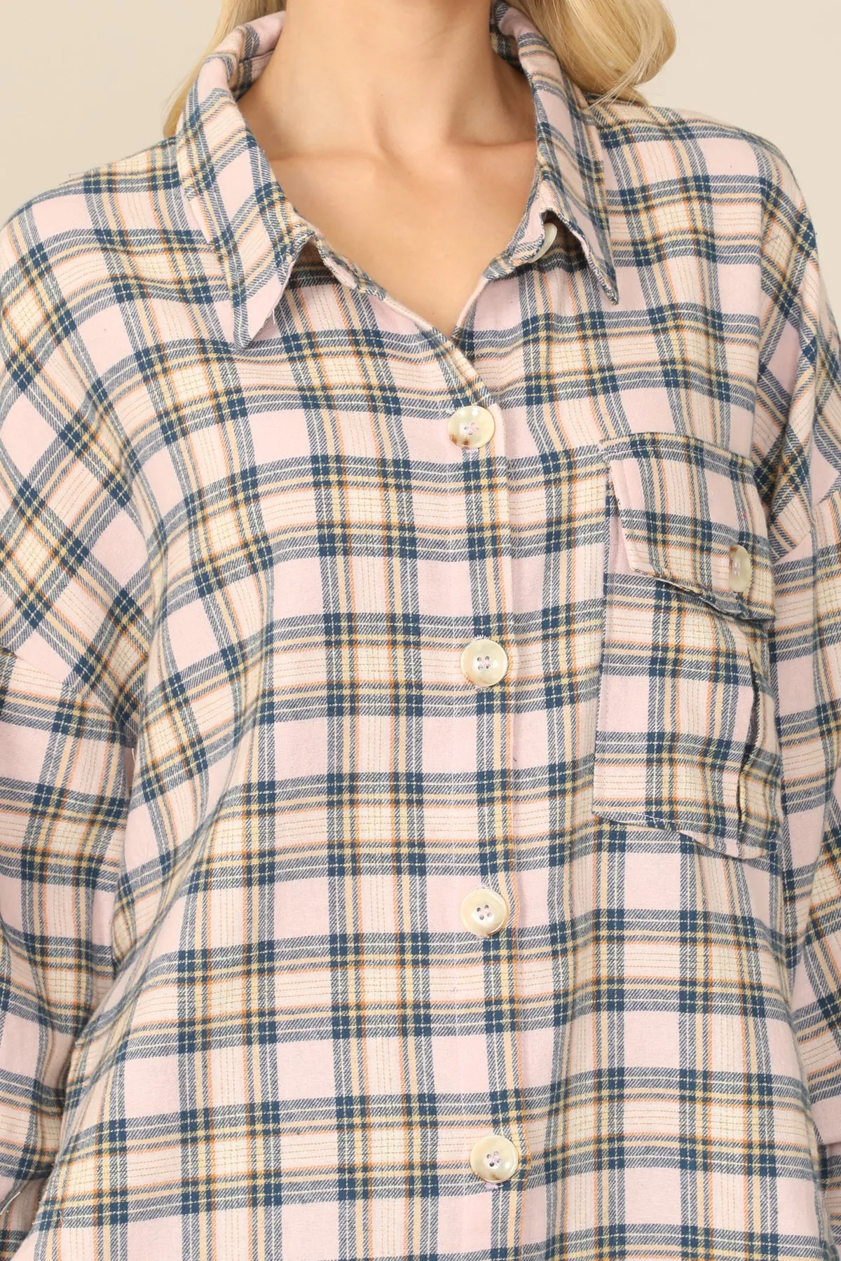 SEAMLESS PLAID LONG SLEEVE BUTTON DOWN POCKET PATCH CURVE HEM TOP