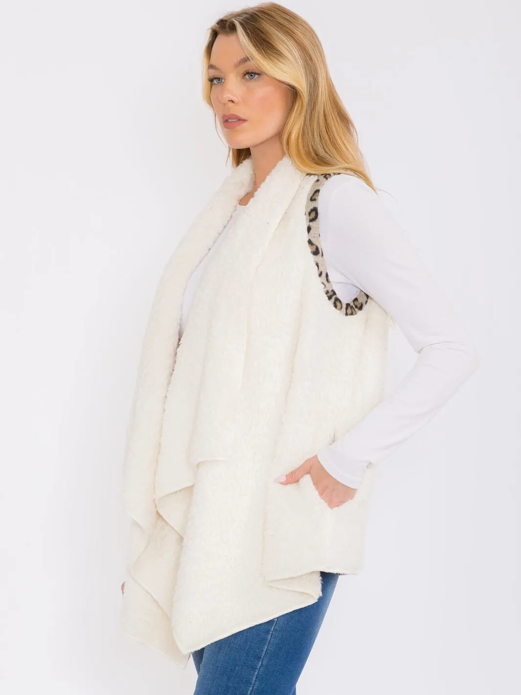 WOMEN'S SLEEVELESS OPEN FRONT POCKETS ANIMAL PRINT SHERPA VEST